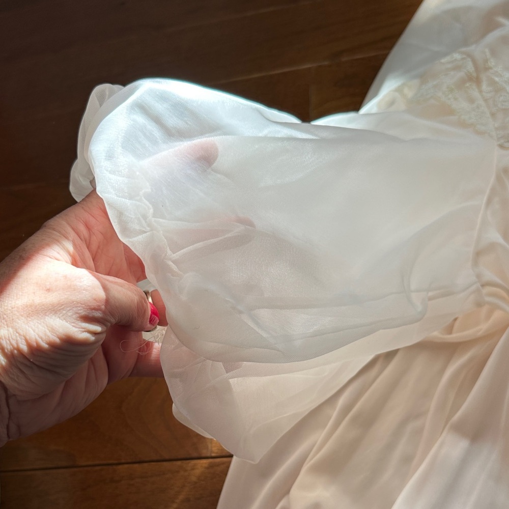 Elegant Sheer Lace Robe - Picture 3 of 6